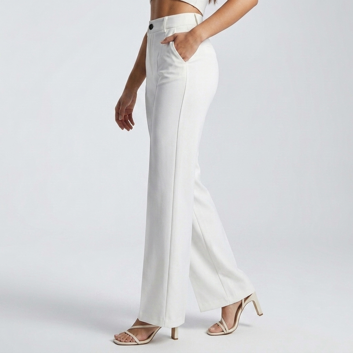 Witte broek van opzij gezien, model met hand in de zak 4