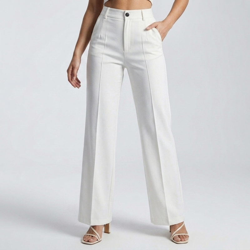 Witte broek van voren, gedragen door een model met hand in de zak 8