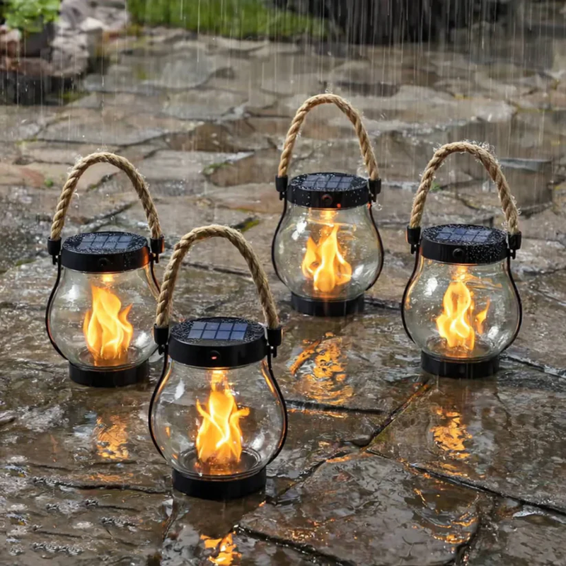 Vier brandende lantaarns op natte stenen tijdens een regenbui 10