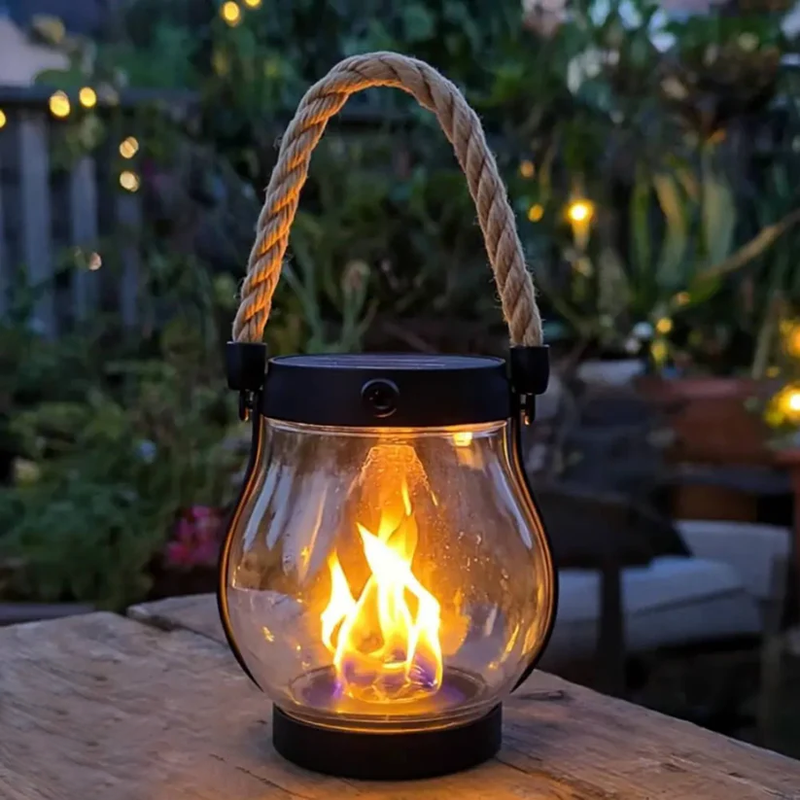 Lantaarn met flikkerende vlam op een houten tafel in een tuin met lichtjes 9