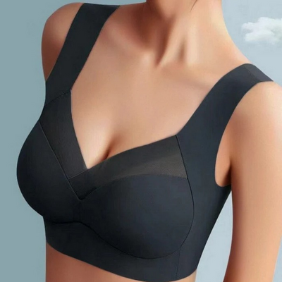 Model draagt de naadloze bh in zwart met V-hals en doorzichtig mesh-inzetstuk, gezien van voren. 3