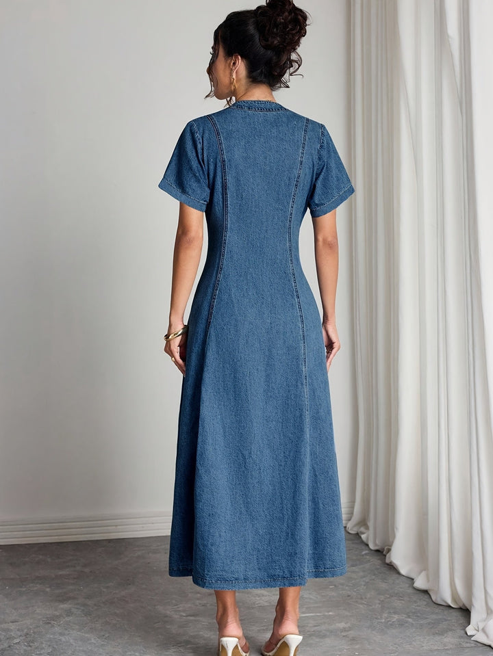 Achterkant van de jurk gedragen door een model met opgestoken haar, met naden over de rug 2