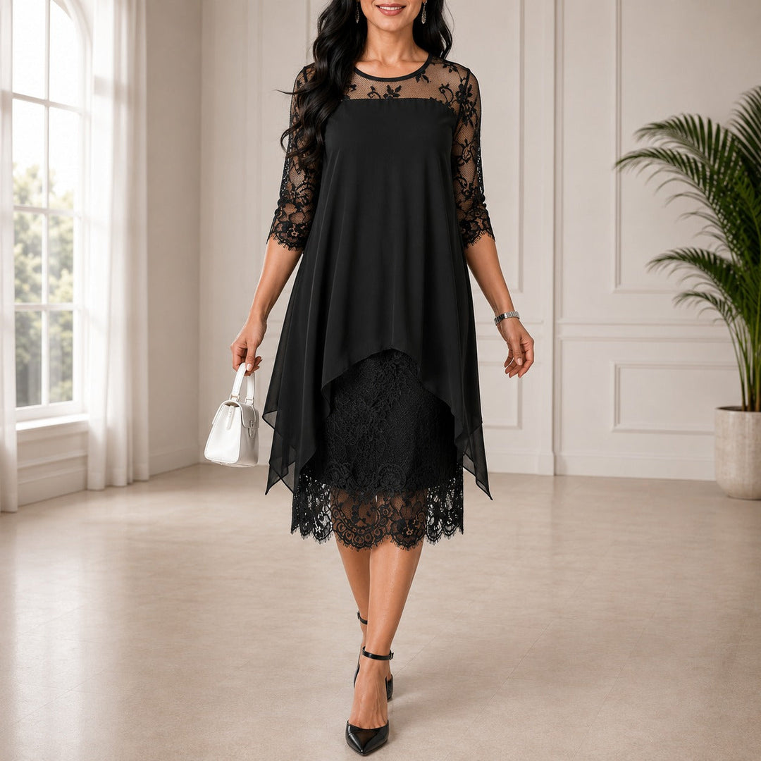 Model draagt dezelfde jurk in zwart, met kanten zoom en asymmetrische chiffon laag 2