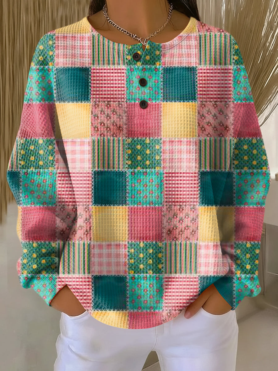 Wafeltrui met knoopjes en patchworkprint van vierkanten in roze, groen en geel met bloemetjes en strepen. 20