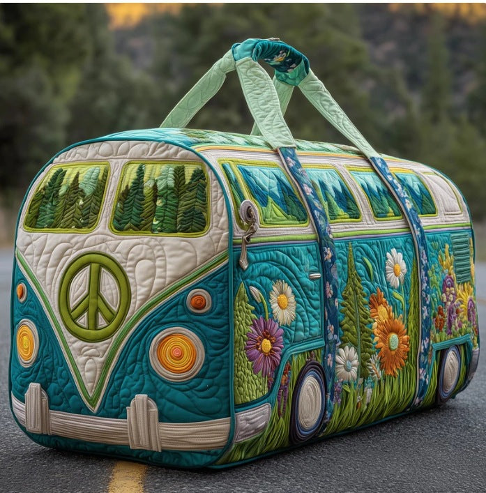 Gewatteerde reistas als hippiebusje met vredesteken, bloemen en dennenbomen, schuin van voren op een weg 1