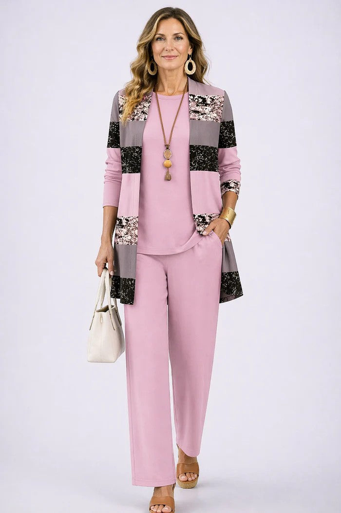 Model in roze set met open vest met grijze en zwarte blokstrepen met glitterprint, effen top en broek. 12