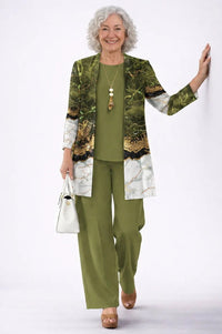 Oudere model met grijs krullend haar in groene set met open vest met marmerprint in groen, goud en wit. 19