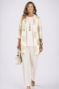 Model in crèmewitte set met gouden bladprint op het open vest, effen top en wijde broek, beige handtas. 3