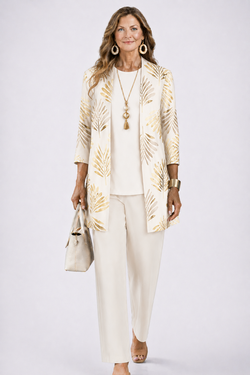 Model in crèmewitte set met gouden bladprint op het open vest, effen top en wijde broek, beige handtas. 3