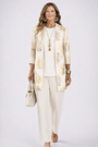 Model in crèmewitte set met gouden bladprint op het open vest, effen top en wijde broek, beige handtas. 3