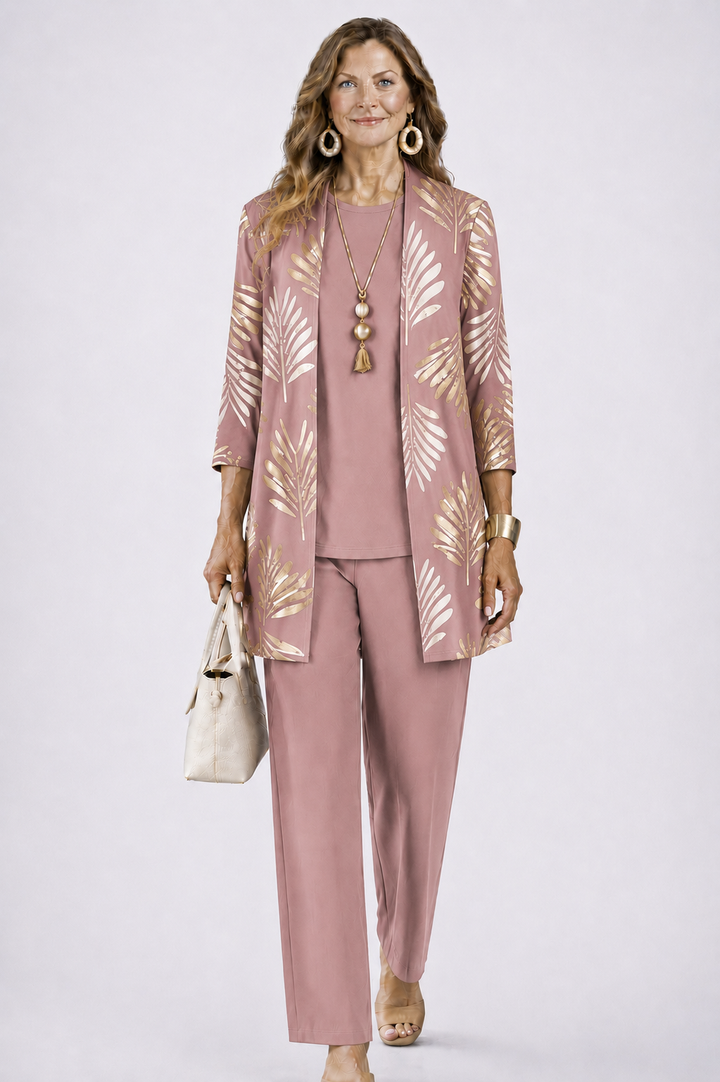 Model in oudroze set met gouden bladprint op het open vest, effen top en rechte broek. 8