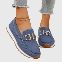 Blauwe instapschoenen van gaasstof met gouden gesp, gedragen door een model, zijaanzicht van schuin voren 3