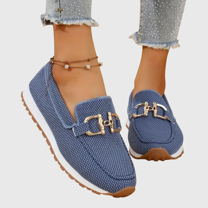 Blauwe instapschoenen van gaasstof met gouden gesp, gedragen door een model, zijaanzicht van schuin voren 3
