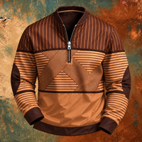 Dezelfde gestreepte pullover met halve rits in een bruin-oranje uitvoering, vooraanzicht tegen een roestkleurige achtergrond. 5