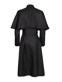Achterkant van het zwarte priesterkostuum met cape, brede manchetten en gedrapeerde pasvorm in de rug 5