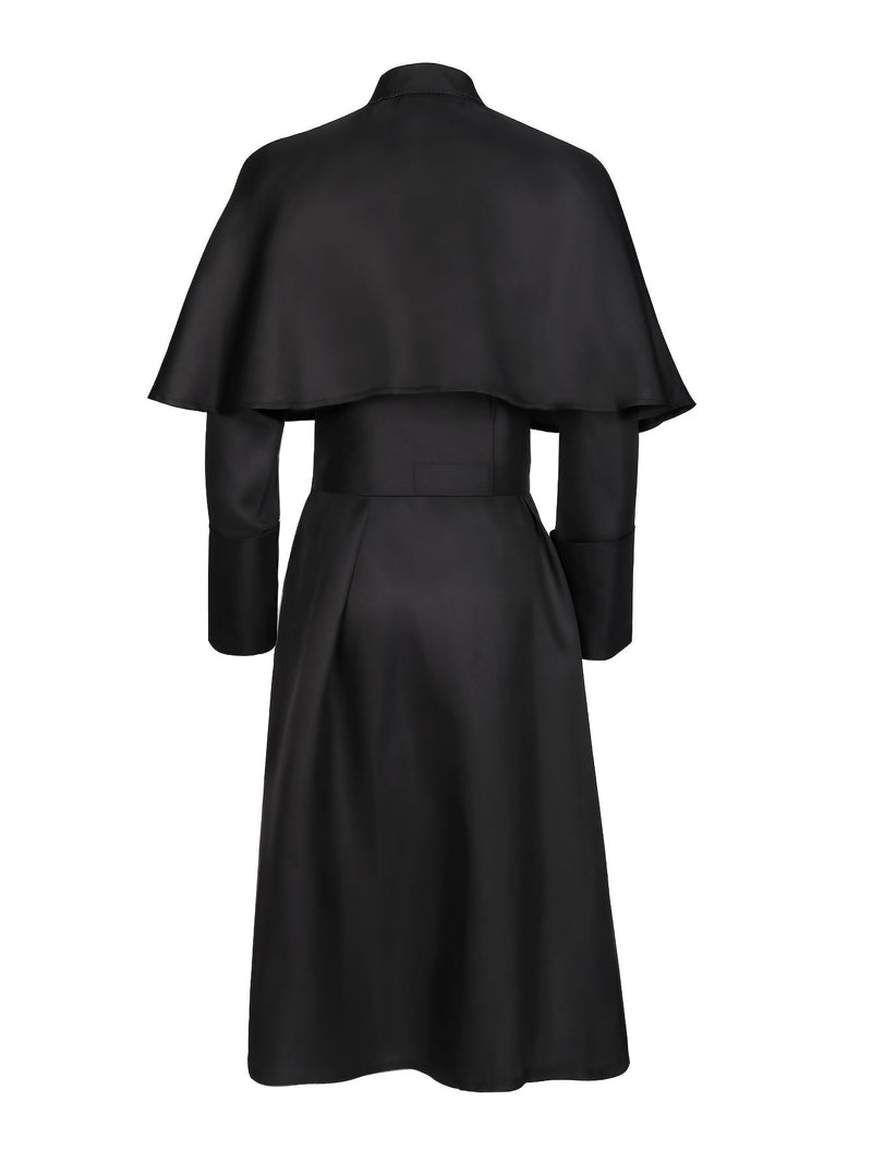 Achterkant van het zwarte priesterkostuum met cape, brede manchetten en gedrapeerde pasvorm in de rug 5