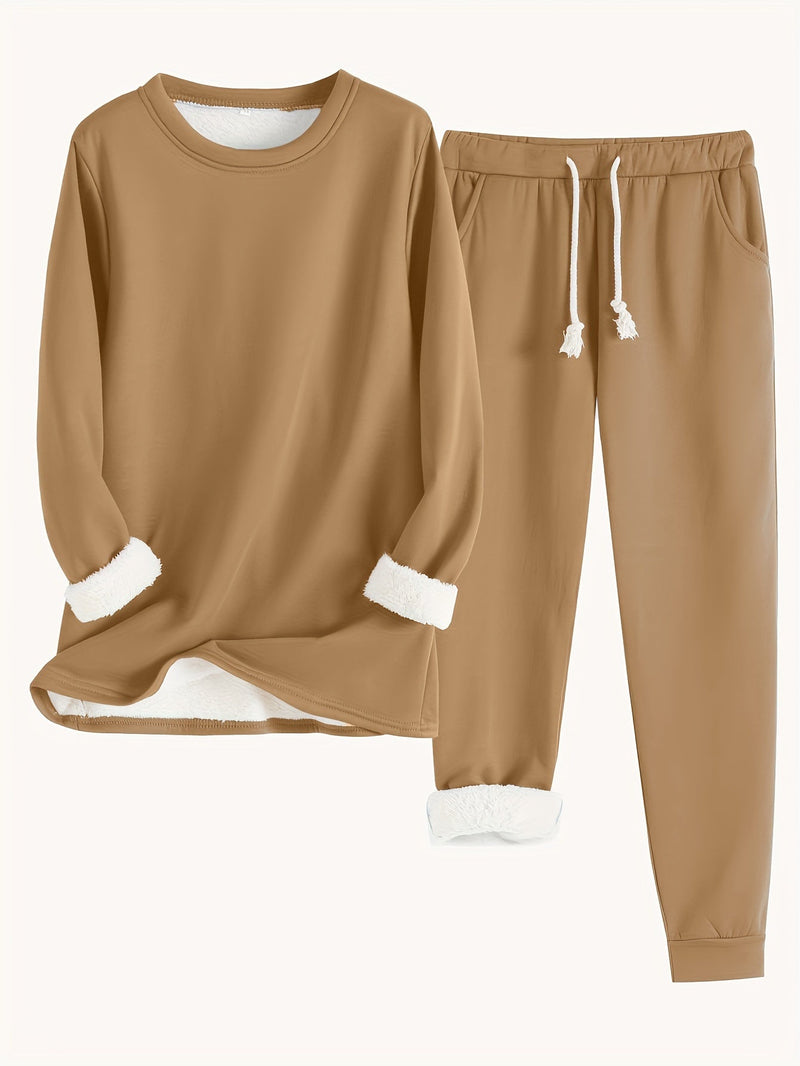 Tweedelige set in camel: trui met lange mouwen en joggingbroek, witte fleecevoering aan de binnenzijde zichtbaar 11