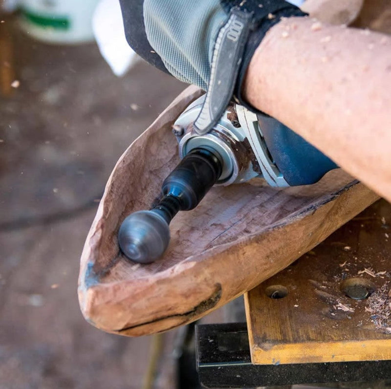 Handschoen en haakse slijper met bolfrees bewerken de binnenkant van een uitgehold houten kom 3