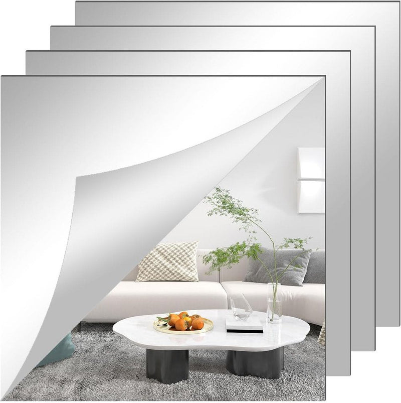 Vier vierkante spiegelvellen achter elkaar, waarvan één met omgekrulde hoek die een woonkamer met bank weerspiegelt 3