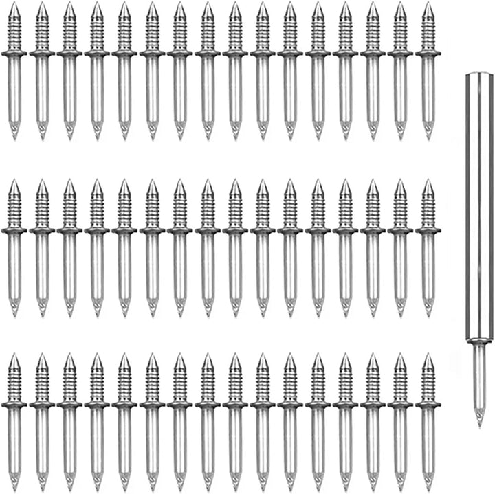 Productafbeelding met drie rijen identieke zilverkleurige dubbelkops nagels naast een los metalen hulpgereedschap aan de rechterkant. 2