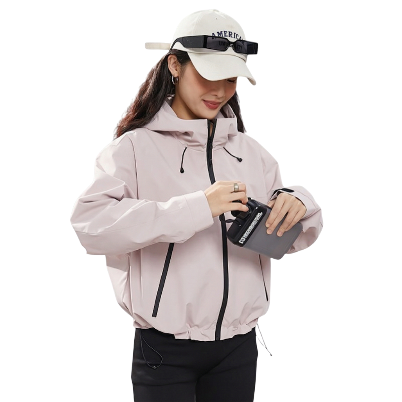 Model in roze jas haalt een telefoon of portemonnee uit de jas, zoom met trekkoord zichtbaar 13