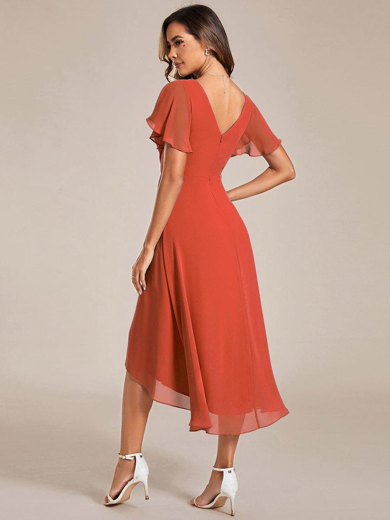 Achterkant van de terracotta jurk met V-rug, rits en asymmetrische, vloeiende chiffon rok. 93