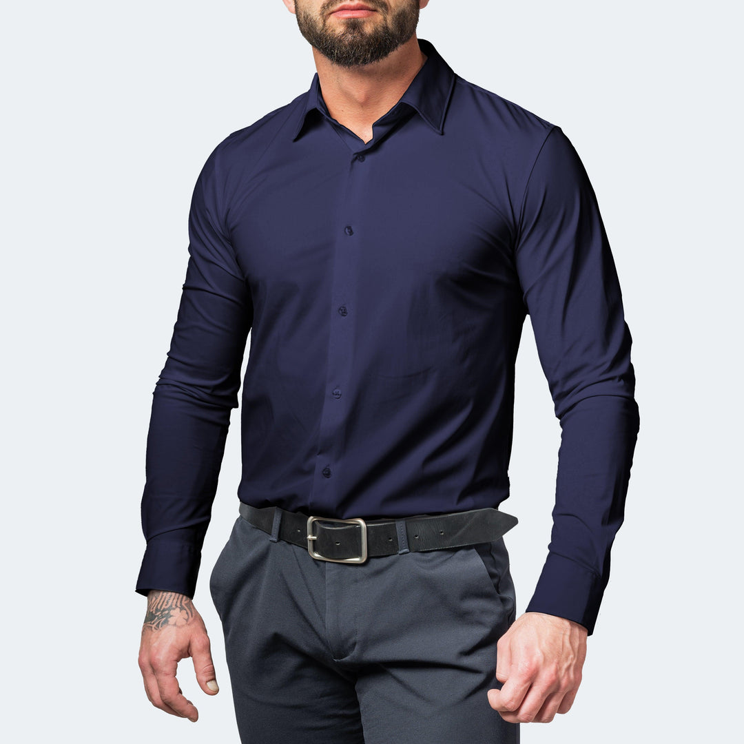 Voorkant van een donkerblauw overhemd met knoopsluiting en klassieke kraag, gedragen door een gespierde man met donkergrijze pantalon en riem. 5