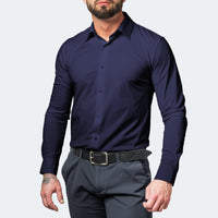 Voorkant van een donkerblauw overhemd met knoopsluiting en klassieke kraag, gedragen door een gespierde man met donkergrijze pantalon en riem. 5