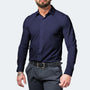 Voorkant van een donkerblauw overhemd met knoopsluiting en klassieke kraag, gedragen door een gespierde man met donkergrijze pantalon en riem. 5