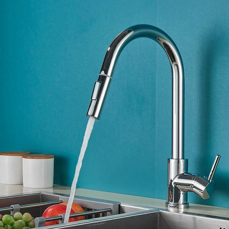 Verchroomde keukenkraan met gebogen uitloop en hendel aan de zijkant, waterstraal boven een spoelbak tegen een blauwgroene muur. 1