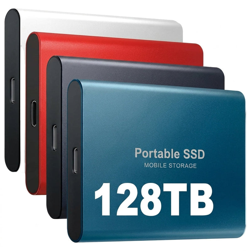 Vier gestapelde draagbare SSD's in wit, rood, donkerblauw en lichtblauw, met de USB-C-poort zichtbaar aan de zijkant. 1