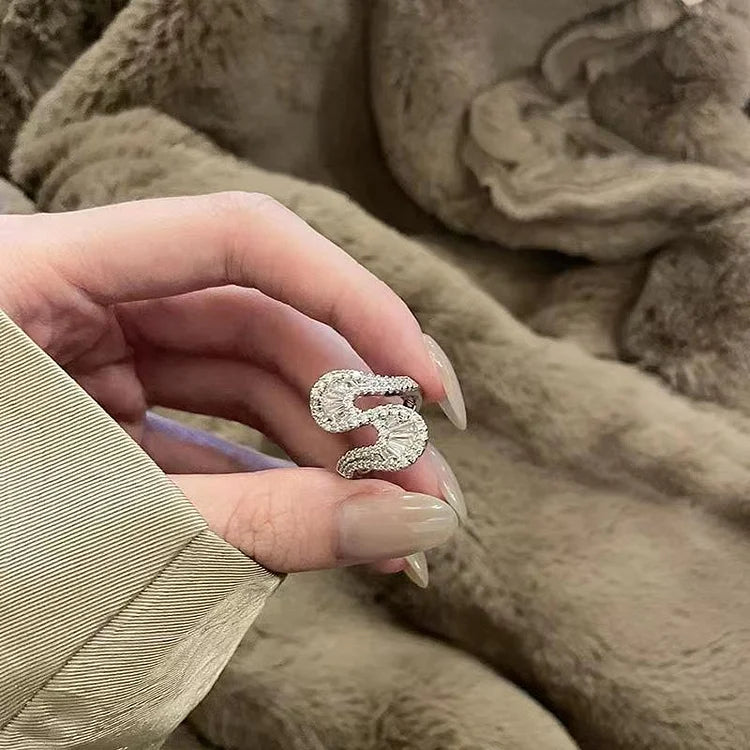 S-förmiger silberner Zirkonia-Ring - Seraphine