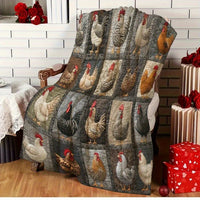 Deken met realistische kippen en hanen in vakken, over een houten fauteuil gedrapeerd naast rode rozen 12