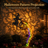 Heksenketellamp voor een gevel die Halloweenfiguren projecteert: spoken, vleermuizen, maantjes en spinnenwebben, met een pompoen en bloemen ernaast. 4