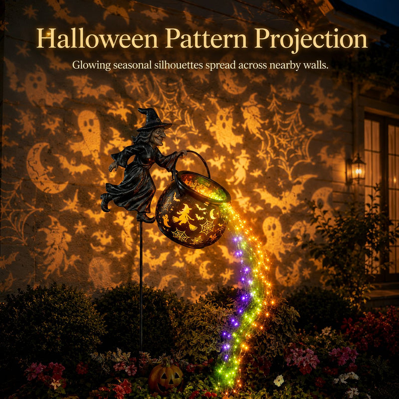 Heksenketellamp voor een gevel die Halloweenfiguren projecteert: spoken, vleermuizen, maantjes en spinnenwebben, met een pompoen en bloemen ernaast. 4