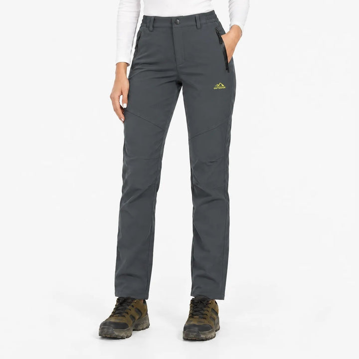 Voorkant van de donkergrijze broek met ritszakken, gedragen met wandelschoenen 11