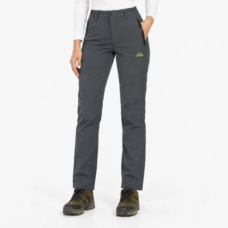 Voorkant van de donkergrijze broek met ritszakken, gedragen met wandelschoenen 11