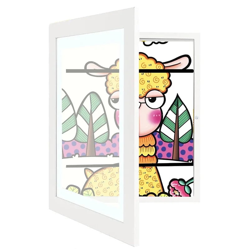 Wit frame met openklappende voorkant, waarachter een gekleurde alpacatekening in het opbergvak zichtbaar is. 4