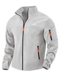 Voorkant van de lichtgrijze fleecejas met opstaande kraag, zwarte rits, oranje trekkers en een zak op de mouw. 3
