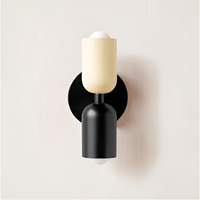 Wandlamp met crèmekleurige bovenkap en zwarte onderkap op een zwarte ronde wandplaat. 31