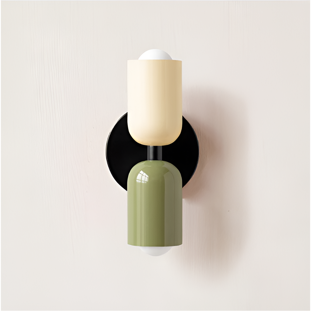 Wandlamp met crèmekleurige bovenkap en groene onderkap op een zwarte ronde wandplaat. 32