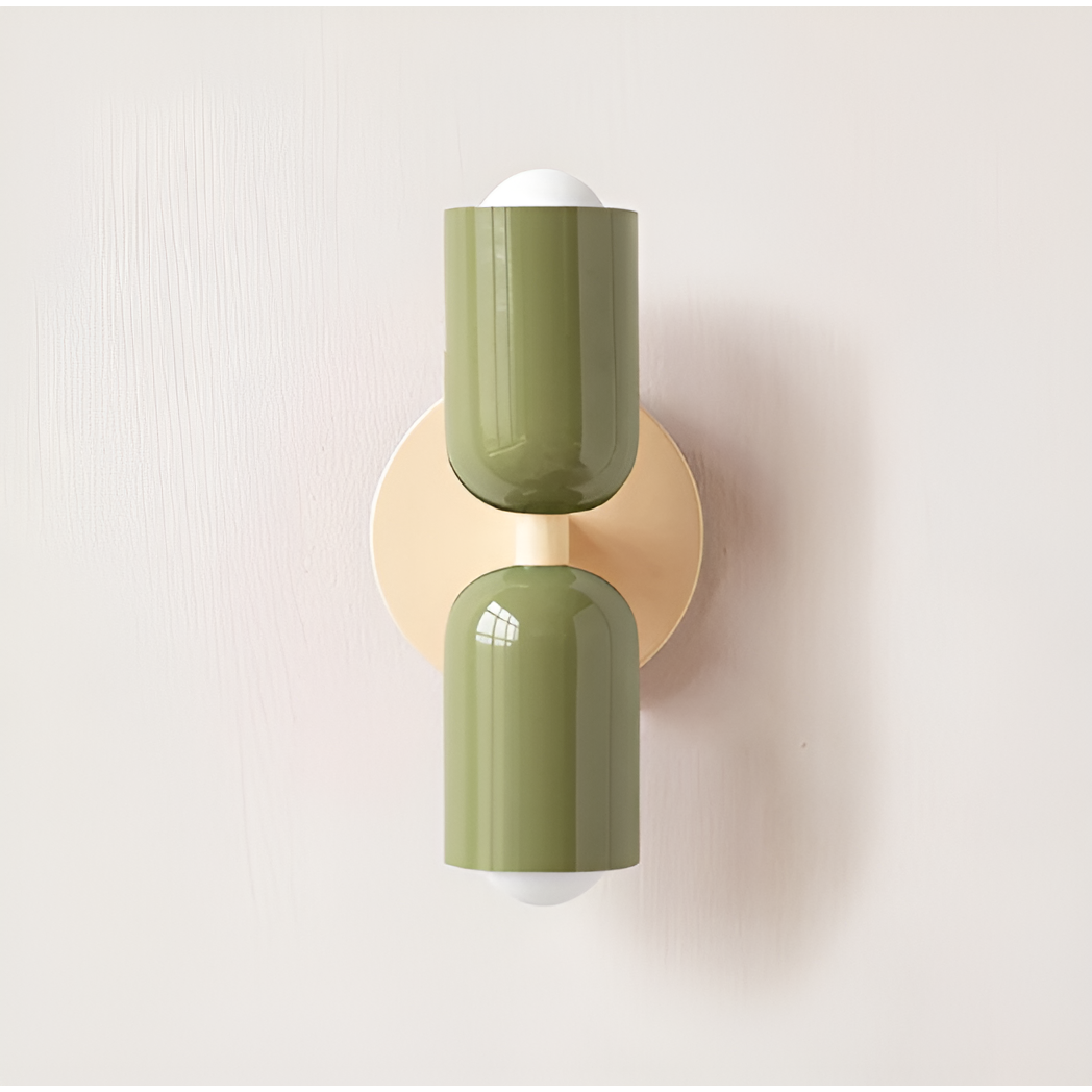Wandlamp met twee groene lampkoppen boven elkaar op een ronde crèmekleurige muurplaat tegen een lichte muur. 16