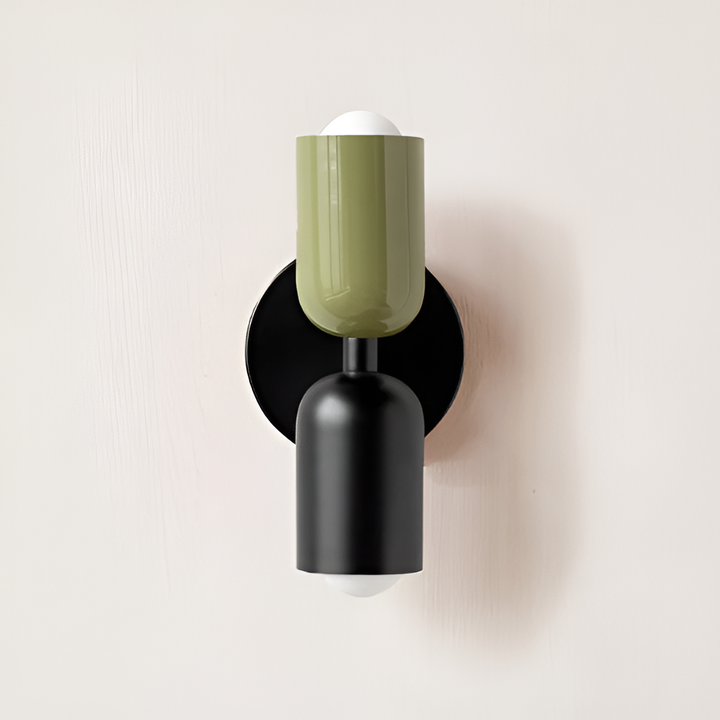 Wandlamp met groene bovenkap en zwarte onderkap op een zwarte ronde wandplaat. 29