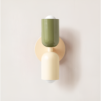 Wandlamp met groene bovenkap en crèmekleurige onderkap op een crèmekleurige ronde wandplaat. 26