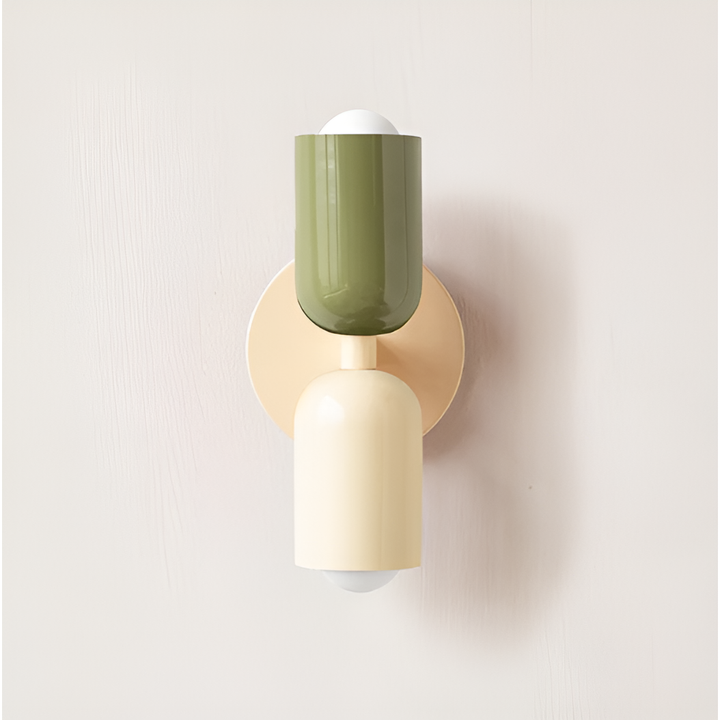 Wandlamp met groene bovenkap en crèmekleurige onderkap op een crèmekleurige ronde wandplaat. 26