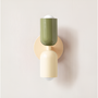 Wandlamp met groene bovenkap en crèmekleurige onderkap op een crèmekleurige ronde wandplaat. 26