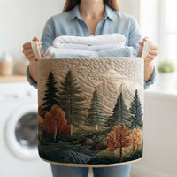 Vrouw in lichtblauwe blouse houdt de bosprintmand met opgevouwen handdoeken vast aan de twee hengsels, voor een wasmachine. 12