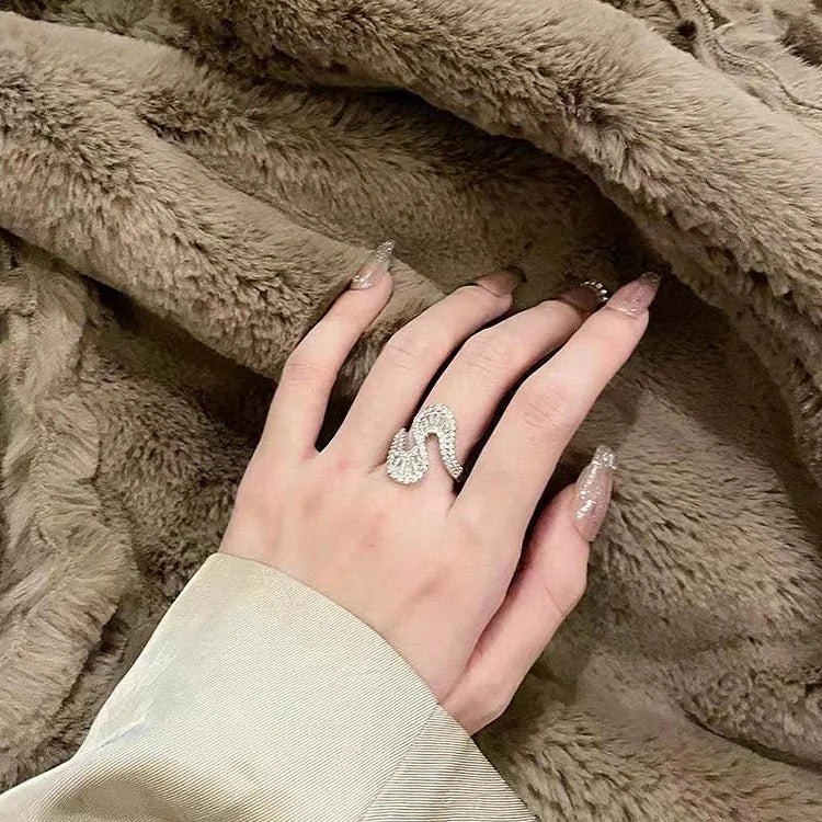 S-förmiger silberner Zirkonia-Ring - Seraphine