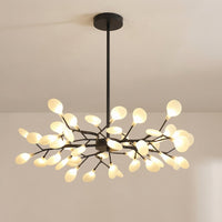 Zwarte takkenlamp met veel lichtbollen, vrijstaand opgehangen aan een plafond met stang 8