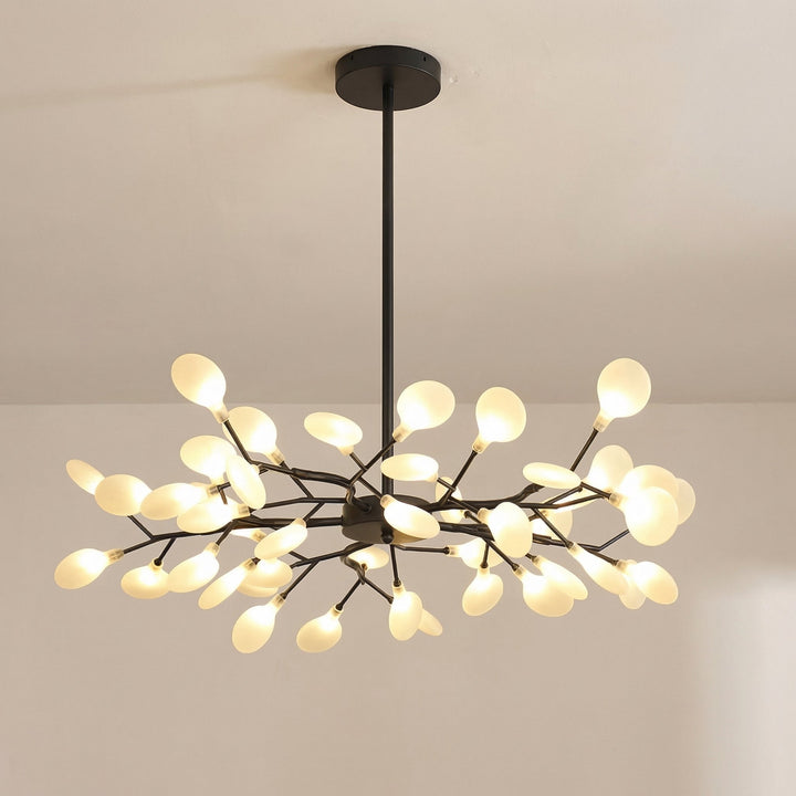 Zwarte takkenlamp met veel lichtbollen, vrijstaand opgehangen aan een plafond met stang 8